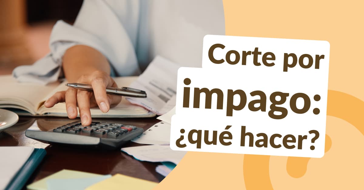 Mano de un hombre usando una calculadora con un bolígrafo sobre una mesa con papeles.