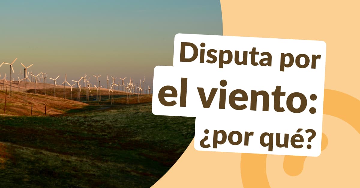 Campo de turbinas eólicas sobre colina en el atardecer