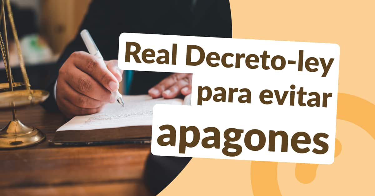 Persona en un escritorio escribiendo una ley en un libro grande