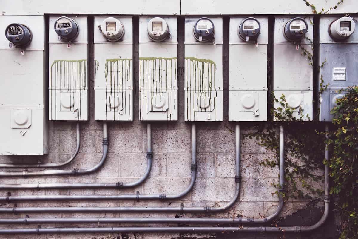 Contadores eléctricos en pared con tubos metálicos